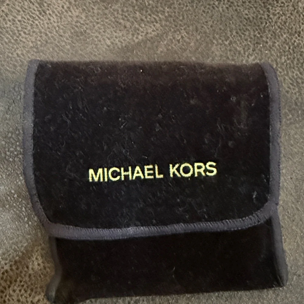 NWOT Michael Kors Gold Compact Accessory - Picture 4 of 4
